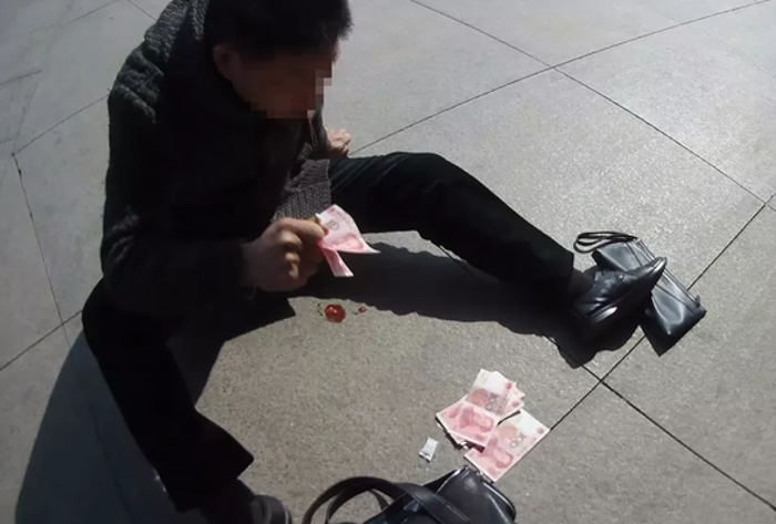 Man Suffers Heart Attack, Tries To Get Attention Of Passersby By Tossing Out Cash - World Of Buzz 3