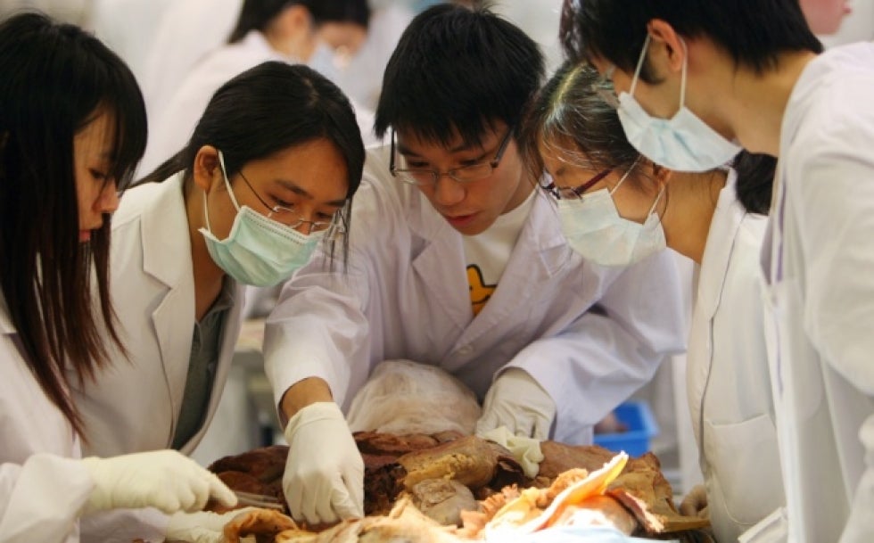 There's a Shortage of Dead Bodies For Medical Students to Practise On - WORLD OF BUZZ 1