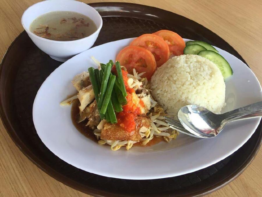 This M'sian Hawker Sells Bean Sprouts Chicken Rice For RM1.30 For Struggling People - WORLD OF BUZZ