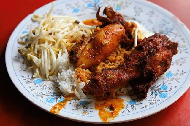 This Restaurant in Bangsar Serves Chicken Rice For Only RM3 - WORLD OF BUZZ