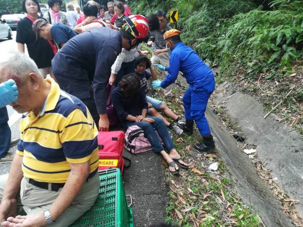 Two Buses and One Motorcycle Crash in Genting Highlands, Causes Fatality - WORLD OF BUZZ 1