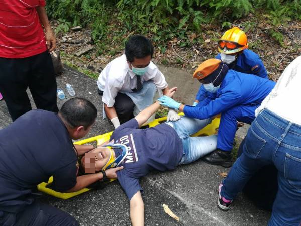 Two Buses And One Motorcycle Crash In Genting Highlands, Causes Fatality - World Of Buzz 2