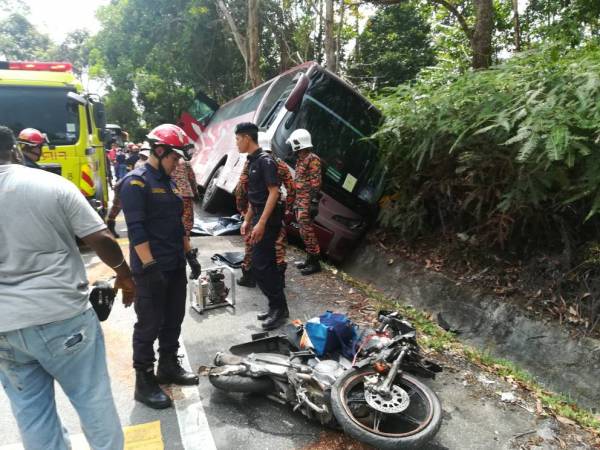 Two Buses And One Motorcycle Crash In Genting Highlands, Causes Fatality - World Of Buzz 3