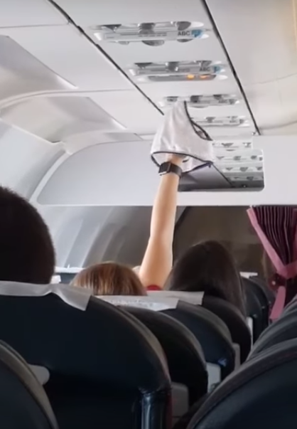Woman Takes Out Underwear to Dry On Plane, Leaves Passengers Stunned - WORLD OF BUZZ 1