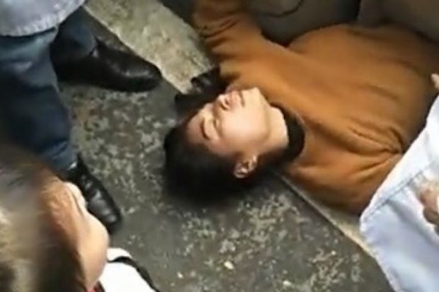 Chinesewomancrawlsunderpolicecartostopherhusbandbeingarrested