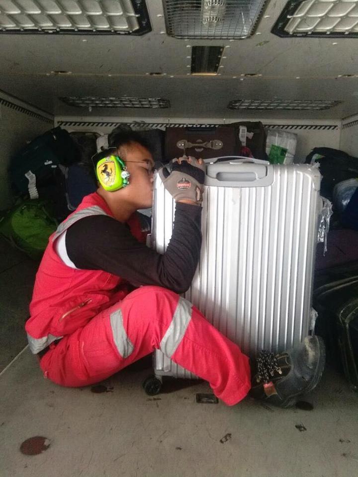 Airasia Staff Kiss Luggage Bags In Viral Post, Netizens Don't Know What To Feel - World Of Buzz 1