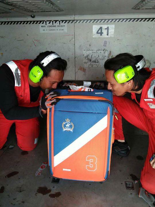 Airasia Staff Kiss Luggage Bags In Viral Post, Netizens Don't Know What To Feel - World Of Buzz 2