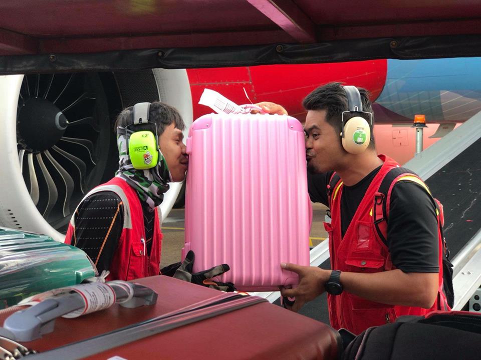 Airasia Staff Kiss Luggage Bags In Viral Post, Netizens Don't Know What To Feel - World Of Buzz 3