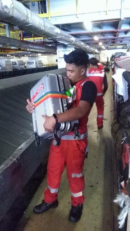 Airasia Staff Kiss Luggage Bags In Viral Post, Netizens Don't Know What To Feel - World Of Buzz 4