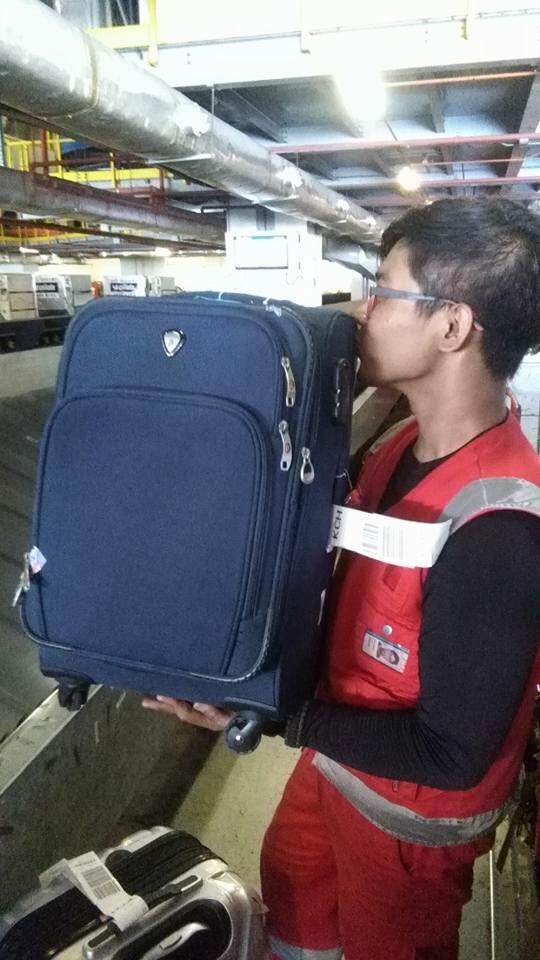 Airasia Staff Kiss Luggage Bags In Viral Post, Netizens Don't Know What To Feel - World Of Buzz 5