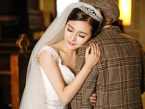 Filial Granddaughter Fulfills Grandpa's Wish Of Seeing Her In Wedding Gown In Sweet Photoshoot - World Of Buzz 4