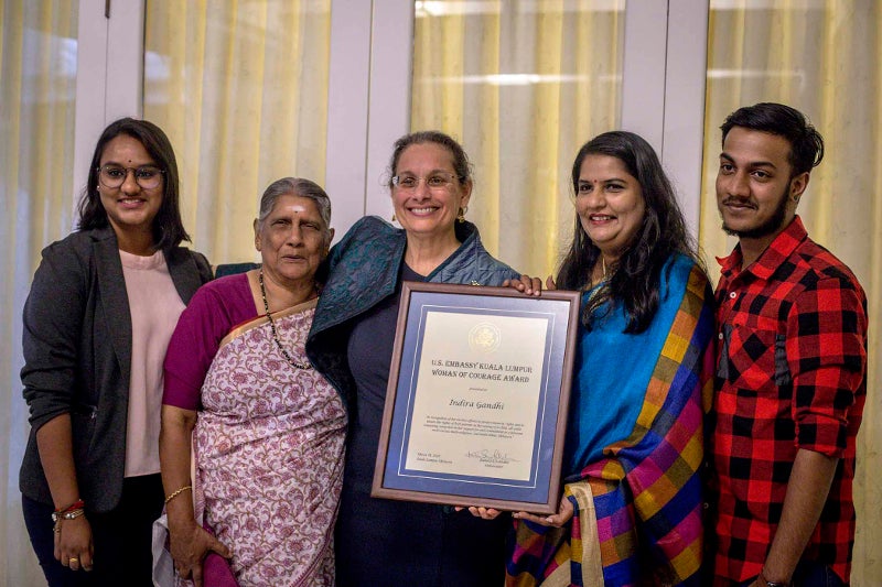 Indira Gandhi Gets Women of Courage Recognition from US Embassy, Dedicates it to M'sian Single Parents - WORLD OF BUZZ 2