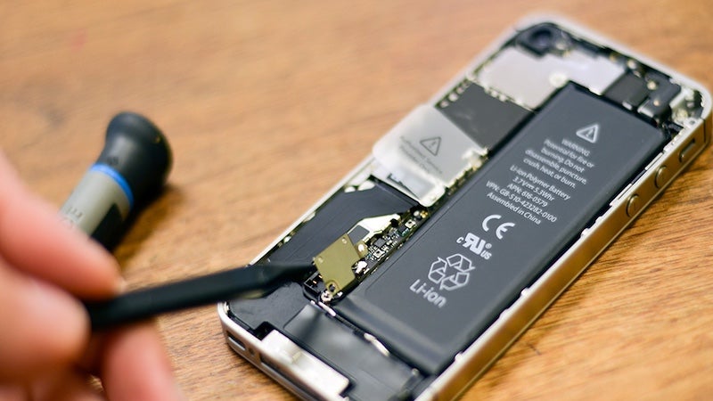 Machines is Now Offering to Replace Your iPhone Battery in Just 4 Hours - WORLD OF BUZZ 2