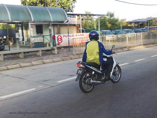 Malaysian Warns Motorcyclists About Dangers Of Wearing A Jacket Backwards - World Of Buzz