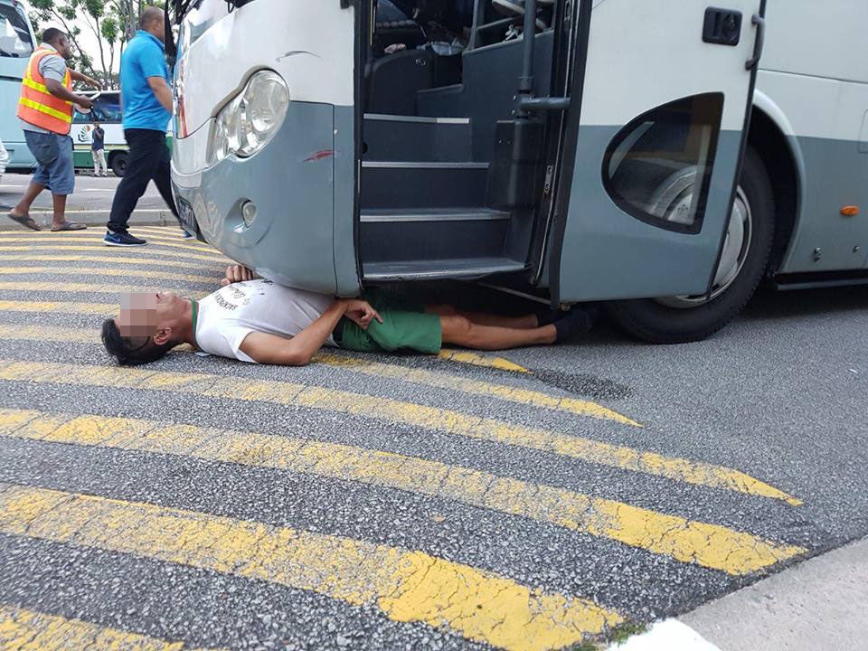 Man Gets Trapped Under Bus in Road Accident, Ends Up Getting Saved Thanks to 10 Passers-by - WORLD OF BUZZ