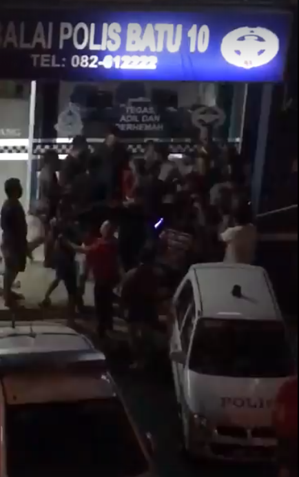Men Head To Kuching Police Station To Lodge Report, Starts A Fight Instead - World Of Buzz