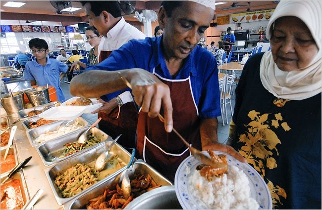 M'sian Eateries Hiring Foreigners to Man the Shop Are Actually Breaking the Law - WORLD OF BUZZ 1