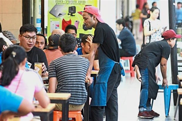 M'sian Eateries Hiring Foreigners To Man The Shop Are Actually Breaking The Law - World Of Buzz