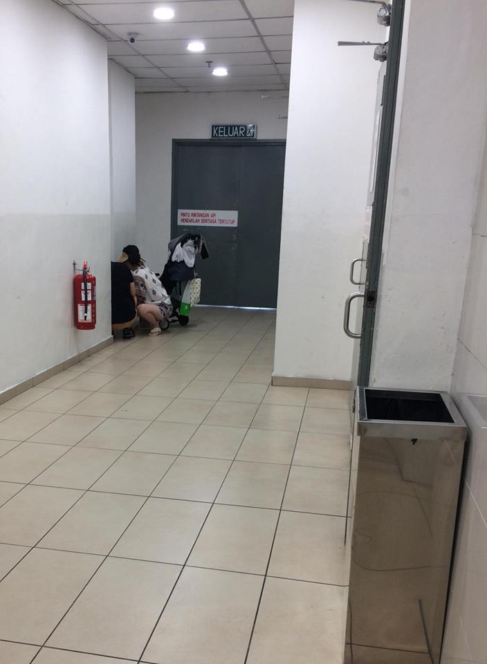 M'sian Expresses Displeasure at Tourists Cleaning Toddler Publicly in Sabah Shopping Mall - WORLD OF BUZZ 1