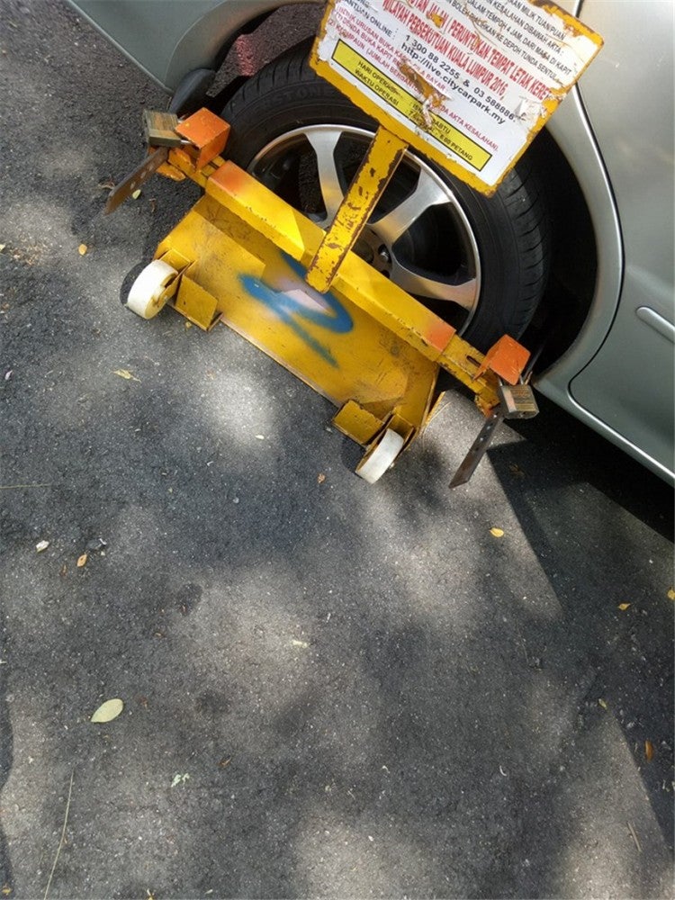 M'sian Man Removes Tyre Clamp By Himself Because He Did Not Feel Like Paying Fine - WORLD OF BUZZ