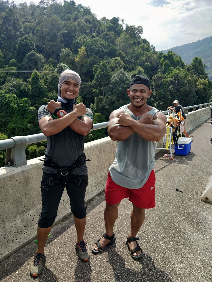 M'sian Receives Backlash For "Rope Swinging" off a 60m Bridge With His Toddler - WORLD OF BUZZ 1