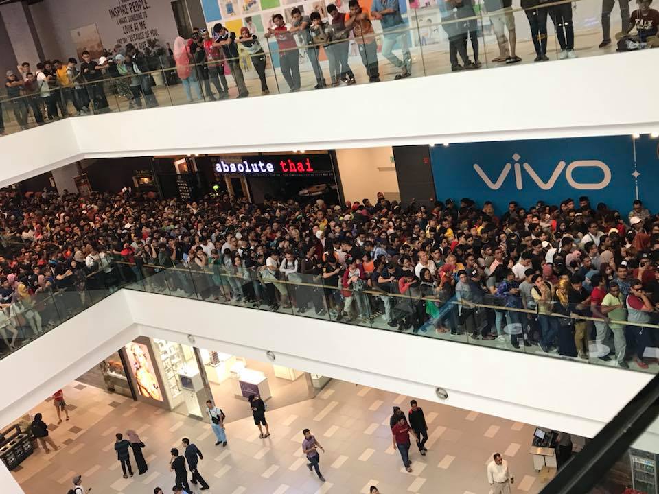 Netizens Outraged After Highly Anticipated Apple Warehouse Sale Ends In Utter Chaos - World Of Buzz 1