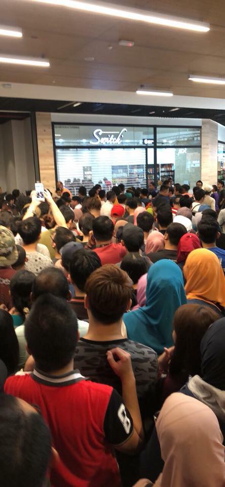 Netizens Outraged After Highly Anticipated Apple Warehouse Sale Ends In Utter Chaos - World Of Buzz 2