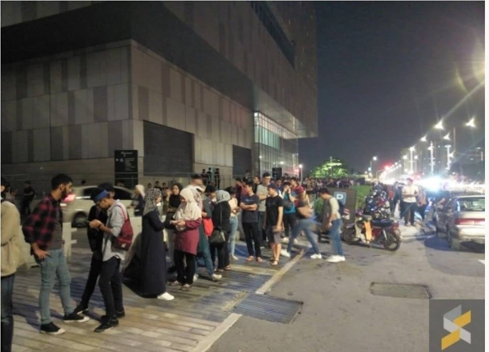 Netizens Outraged After Highly Anticipated Apple Warehouse Sale Ends In Utter Chaos - World Of Buzz 6