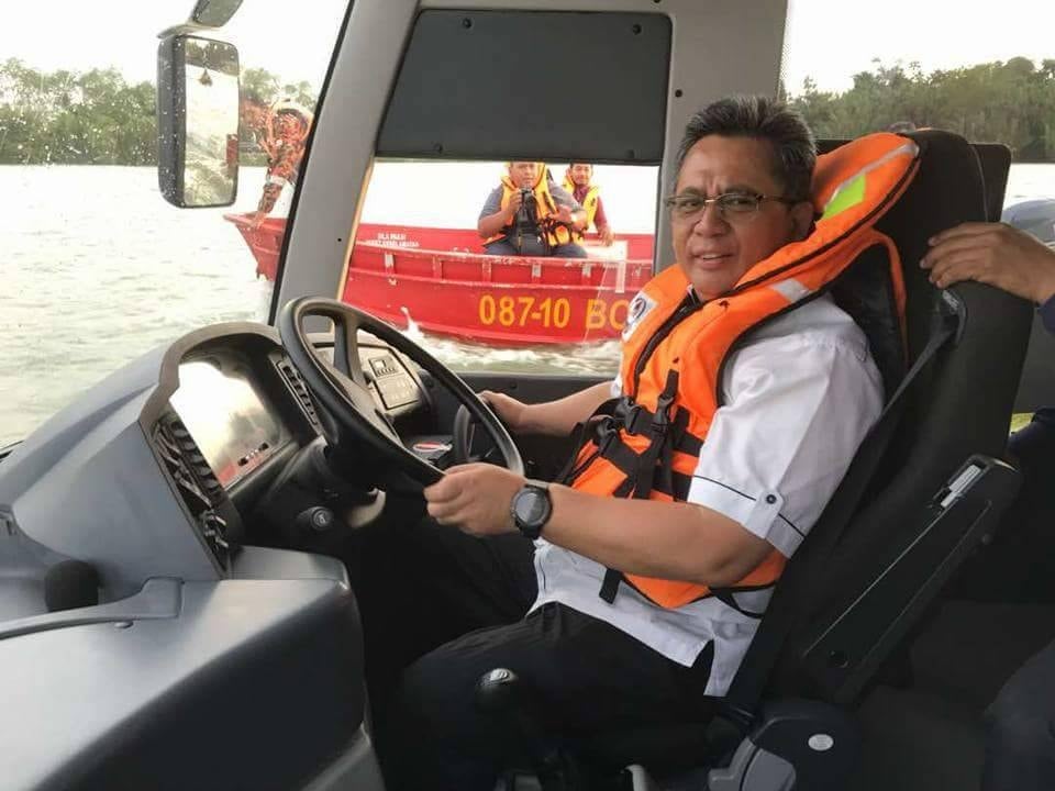 Pahang MB Insists on Driving Amphibious Bus Worth RM3 Million and Broke It - WORLD OF BUZZ