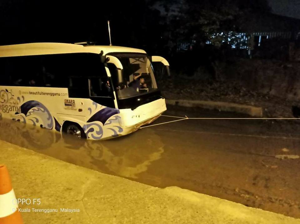 Pahang MB Insists on Test Driving Amphibious Bus Worth RM3 Million and Broke It - WORLD OF BUZZ 4