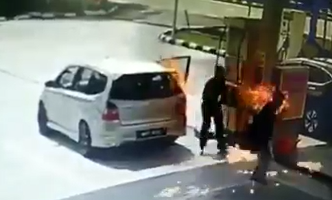 Petrol Nozzle Bursts into Flames When M'sian Driver Refueled With Engine Running - WORLD OF BUZZ 4