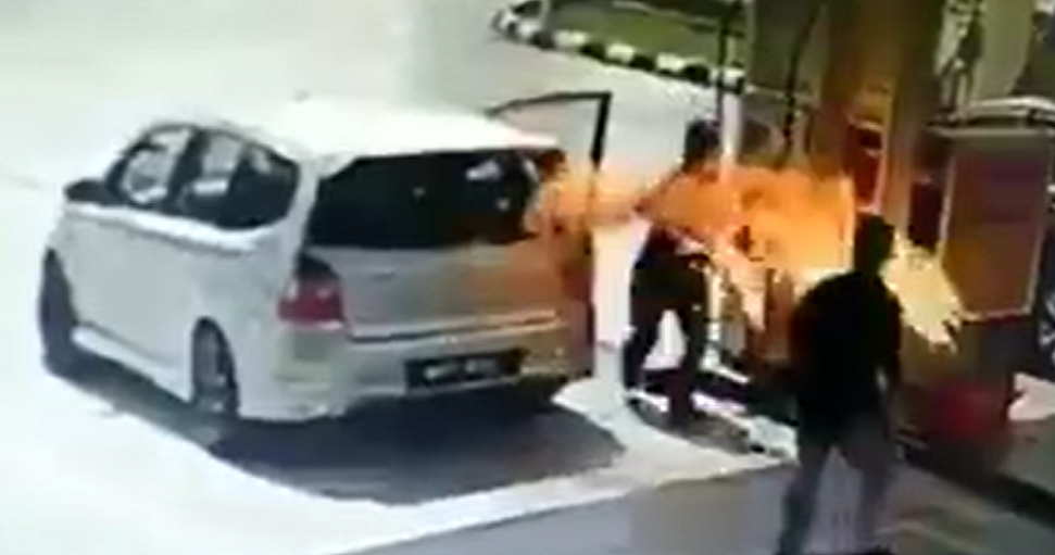 Petrol Nozzle Bursts into Flames When M'sian Driver Refueled With Engine Running - WORLD OF BUZZ 5