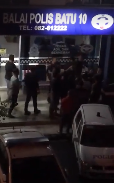 Road Rage Incident Leads To Fight Breaking Out In Front Of Kuching Police Station - World Of Buzz