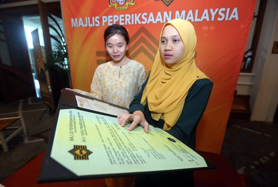 These Visually-Impaired Students Defied All Odds and Scored 4.0 CGPA for STPM - WORLD OF BUZZ 1