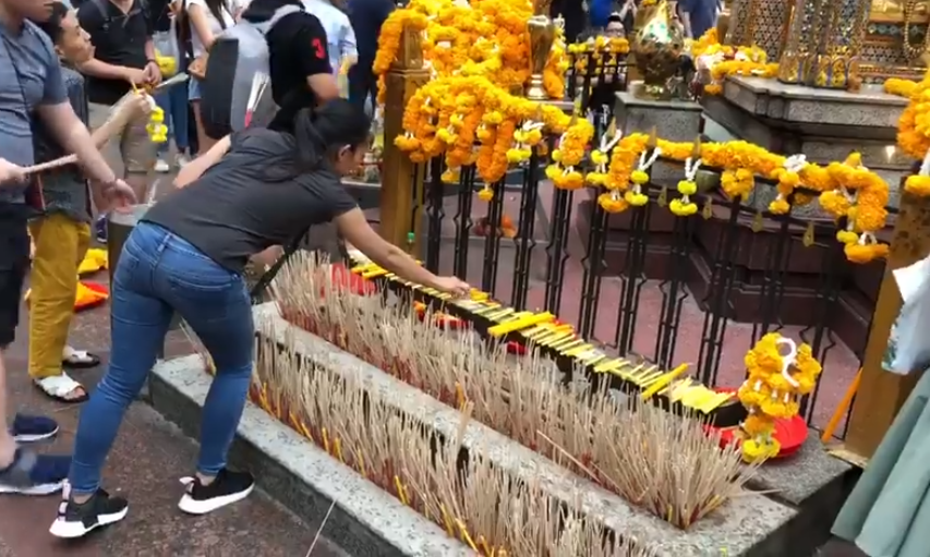 You Can No Longer Light Up Incense or Candles at Bangkok's Erawan Shrine - WORLD OF BUZZ 4