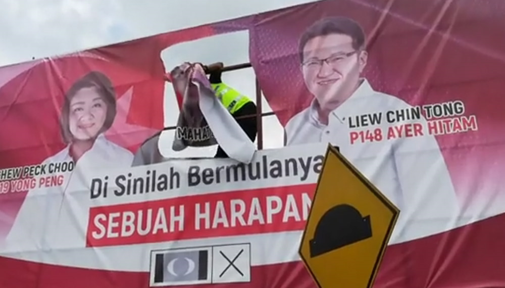 Battle Of Billboards Begin: Mahathir's Face Swiftly Cut Out From Ph Poster - World Of Buzz