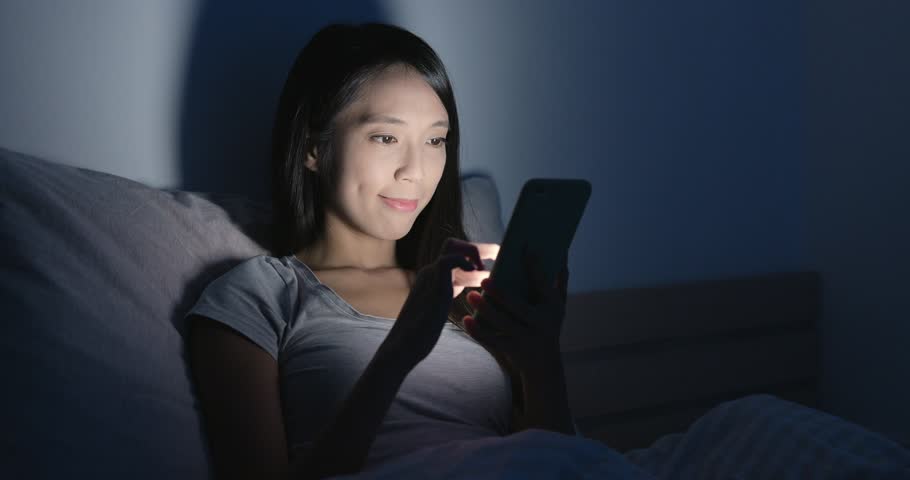 Blue Light Similar to Ones Emitted by Smartphones Shown to Increase Risk of Cancer - WORLD OF BUZZ 4