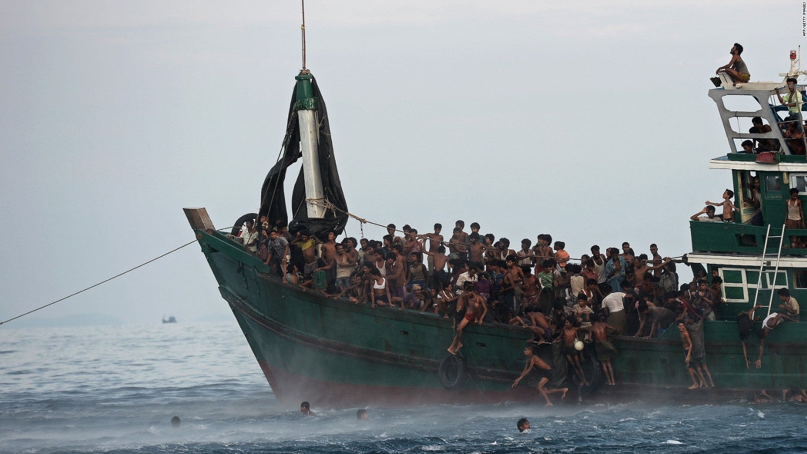 Boat Carrying Dozens of Rohinya Refugees Allowed into Malaysia - WORLD OF BUZZ 1