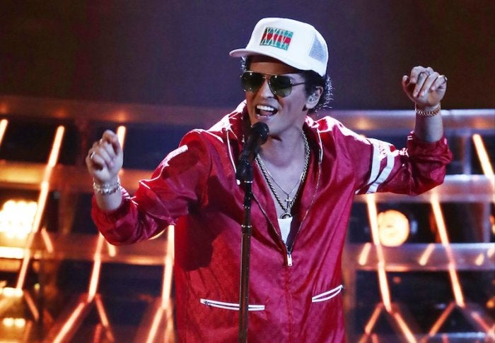 Bruno Mars Throws Towel At Fan Who Would Not Stop Recording His Concert - WORLD OF BUZZ 7