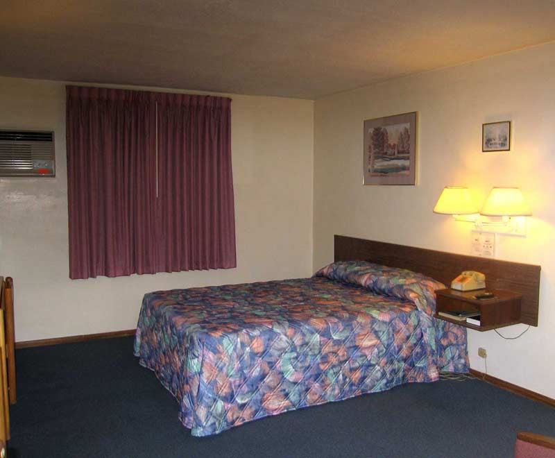 cheap rooms com motel room 1940s pinterest motel room ideas