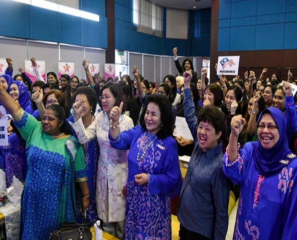 &Quot;Follow The Blue Shirts, They Are Your Friends,&Quot; Rosmah Tells M'sians - World Of Buzz 1