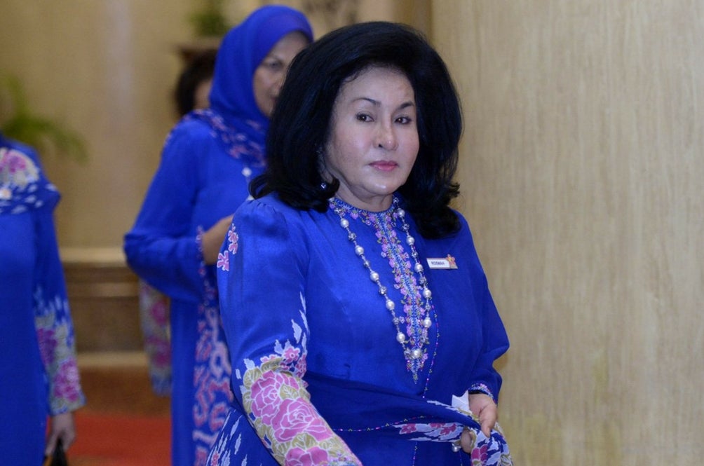 &Quot;Follow The Blue Shirts, They Are Your Friends,&Quot; Rosmah Tells M'sians - World Of Buzz 2