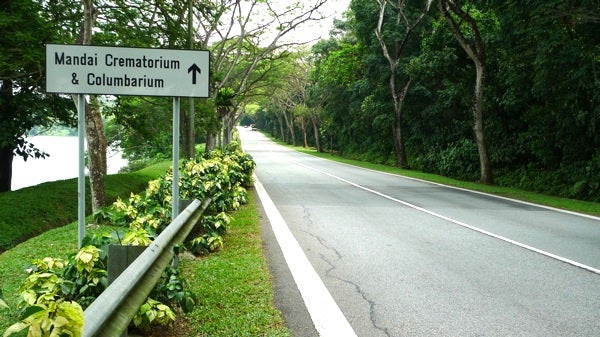 Jalanan sepi dekat kuburan 