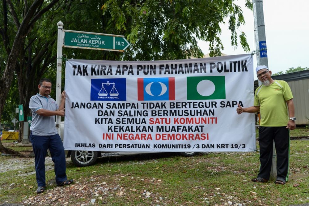 Inspiring Banner In Shah Alam Reminds Malaysians To Maintain Goodwill During Ge14 - World Of Buzz 1