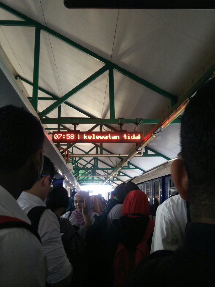 Kelana Jaya LRT Experiences Delays After Lady Faints and Falls on Tracks As Train Approached - WORLD OF BUZZ 1