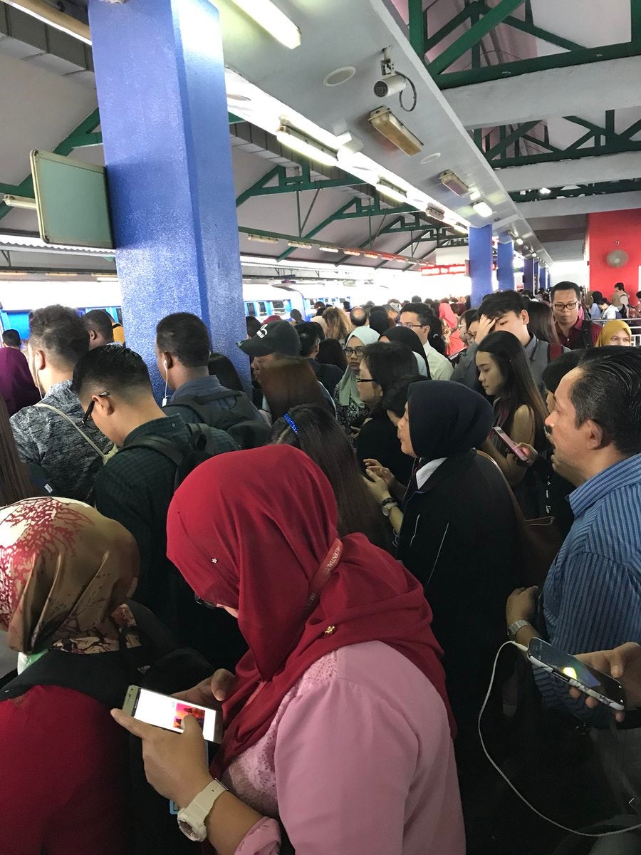 Kelana Jaya LRT Experiences Delays After Lady Faints and Falls on Tracks As Train Approached - WORLD OF BUZZ 2