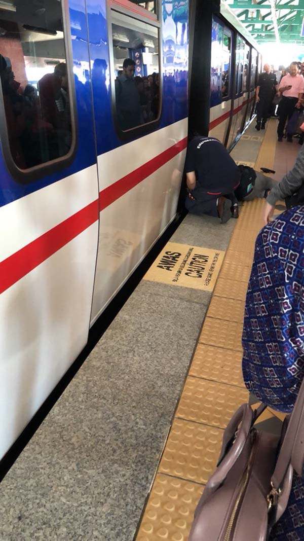Kelana Jaya LRT Experiences Delays After Lady Faints and Falls on Tracks As Train Approached - WORLD OF BUZZ 3