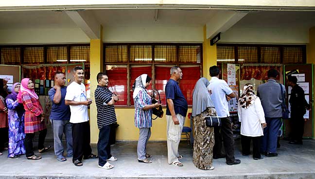 Malaysian Human Rights Commission Barred by EC From Observing GE14 Polling Day - WORLD OF BUZZ 1