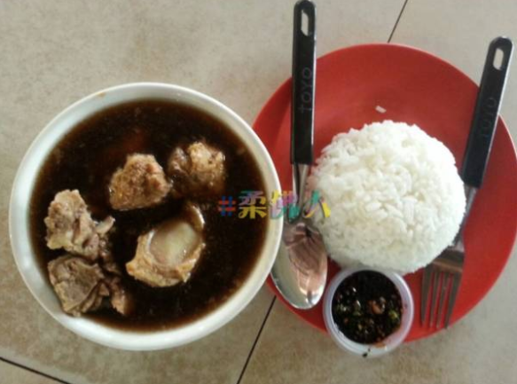 Malaysians Can Get Delicious Bak Kut Teh for Only RM5 Per Bowl at This Stall! - WORLD OF BUZZ