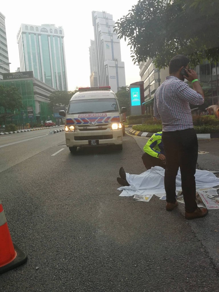 Malaysians Stood Around and Did Nothing While Man Hit by Car Slowly Died - WORLD OF BUZZ 2